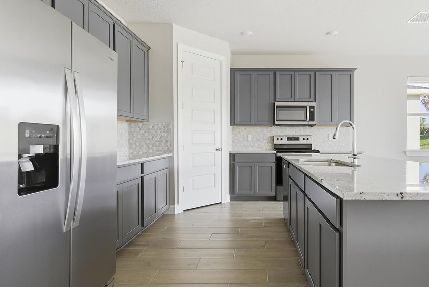 SELLER MOTIVATED!! Experience modern living in this newly built - photo 5