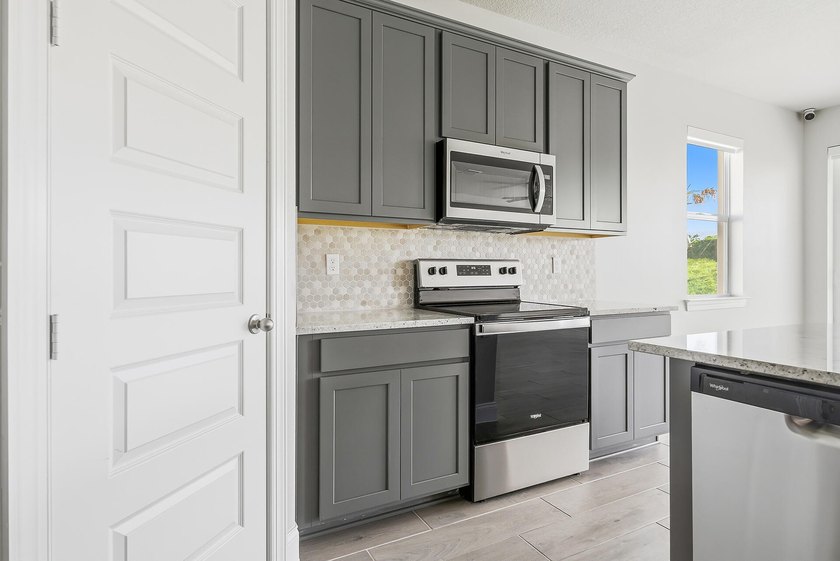 SELLER MOTIVATED!! Experience modern living in this newly built - photo 6