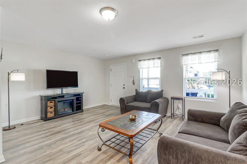 Beautifully maintained and move-in ready home! This 3-bedroom, 2 - photo 2