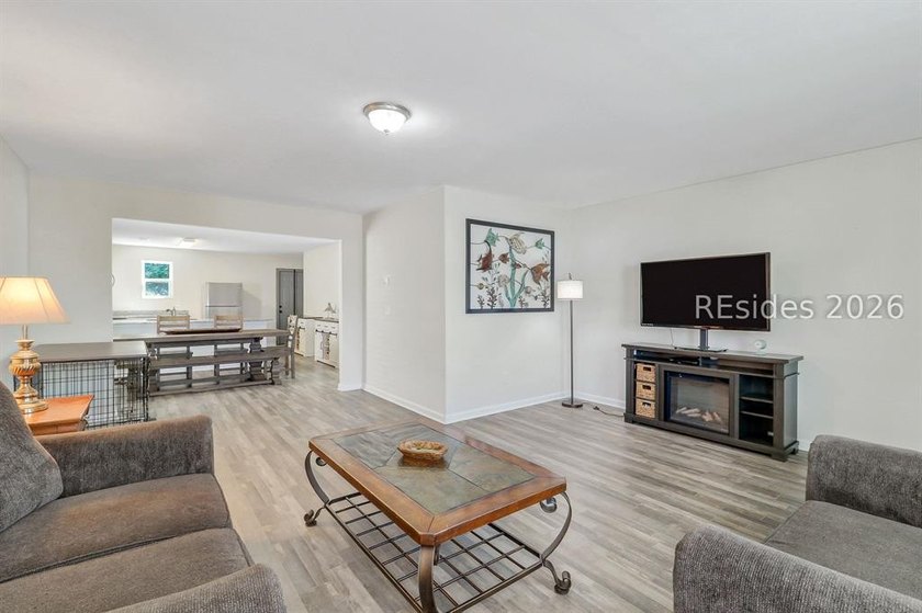 Beautifully maintained and move-in ready home! This 3-bedroom, 2 - photo 3