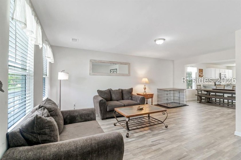 Beautifully maintained and move-in ready home! This 3-bedroom, 2 - photo 4