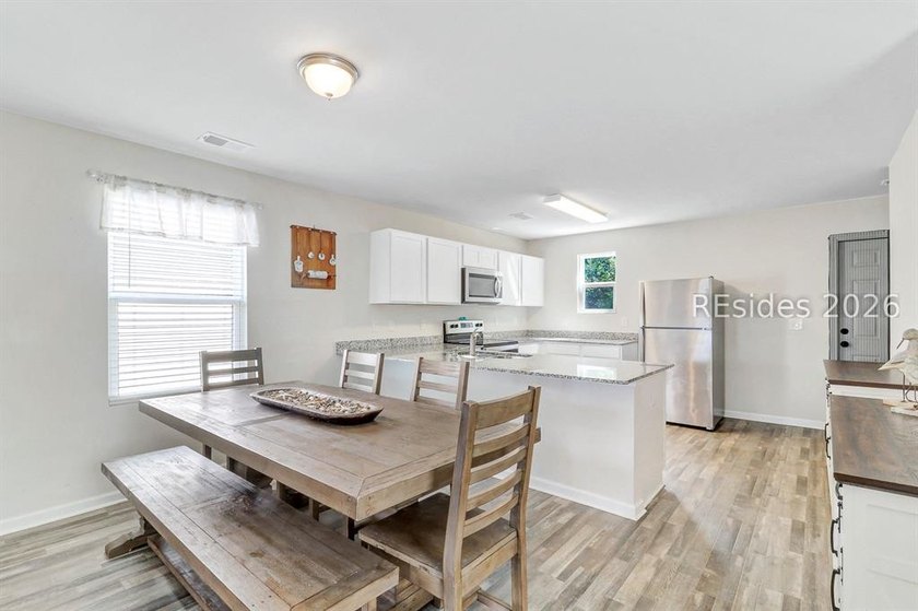 Beautifully maintained and move-in ready home! This 3-bedroom, 2 - photo 5