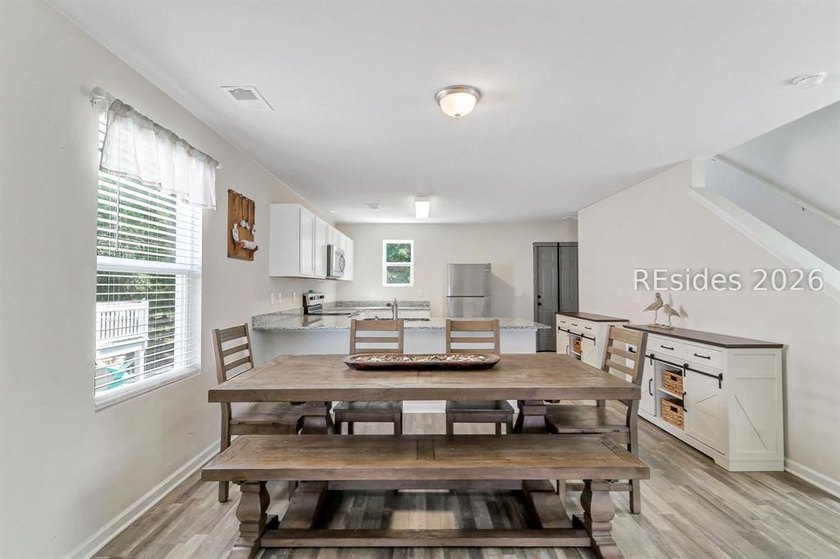 Beautifully maintained and move-in ready home! This 3-bedroom, 2 - photo 7
