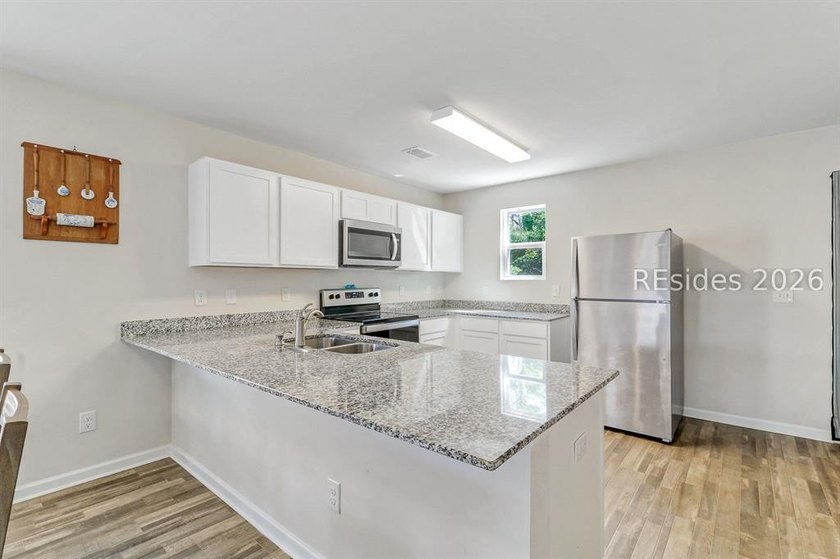 Beautifully maintained and move-in ready home! This 3-bedroom, 2 - photo 8