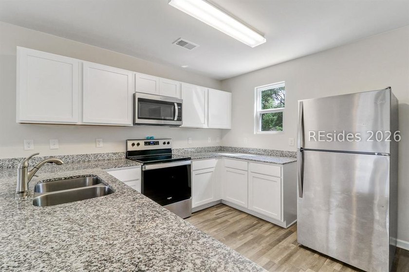 Beautifully maintained and move-in ready home! This 3-bedroom, 2 - photo 9