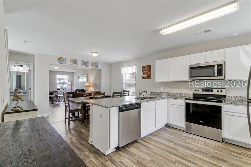 Beautifully maintained and move-in ready home! This 3-bedroom, 2 - photo 10