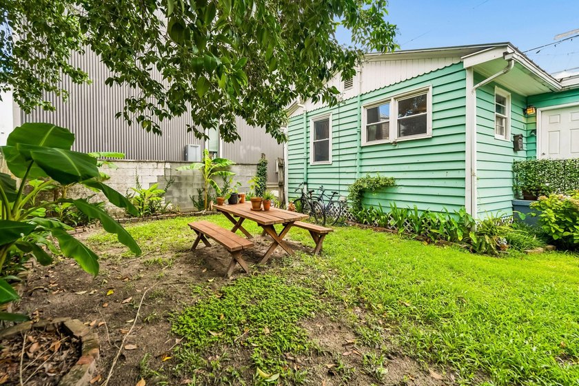 Charming 2 bedroom, 1 bath cottage on a quiet one way street - photo 33