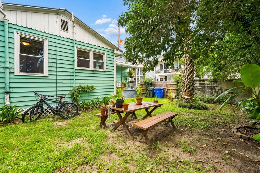 Charming 2 bedroom, 1 bath cottage on a quiet one way street - photo 35