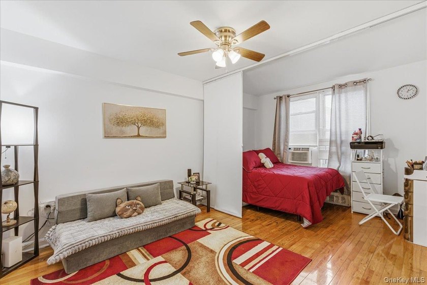 Welcome to this beautifully kept and sun-filled studio apartment - photo 2