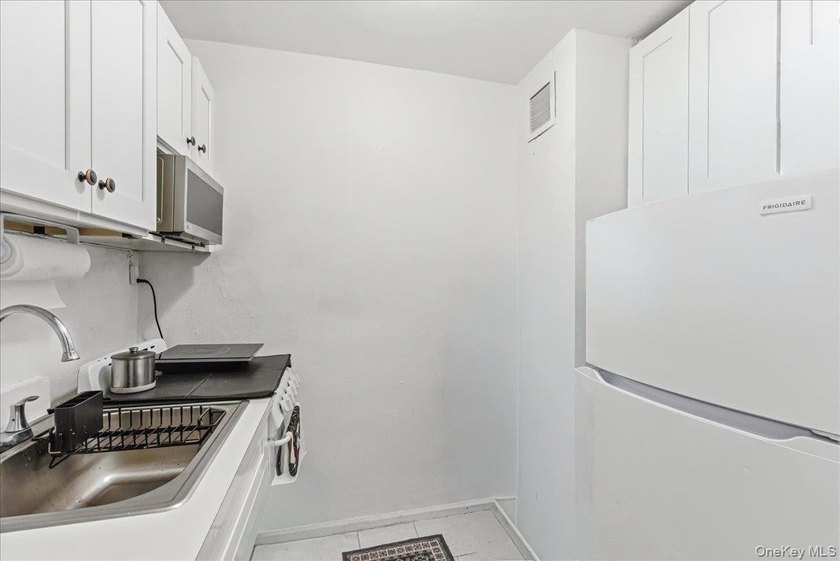 Welcome to this beautifully kept and sun-filled studio apartment - photo 4