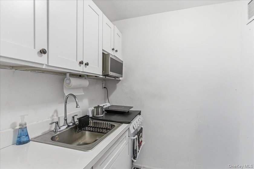 Welcome to this beautifully kept and sun-filled studio apartment - photo 5