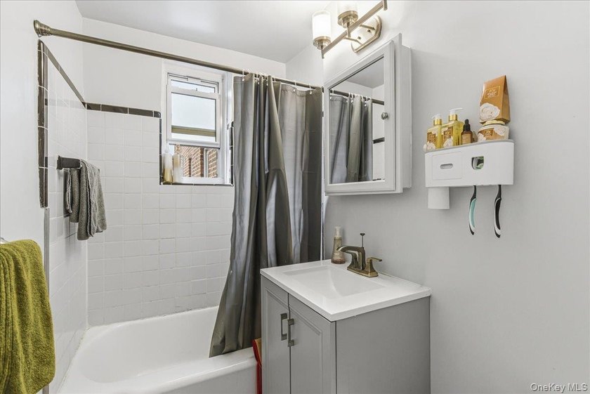 Welcome to this beautifully kept and sun-filled studio apartment - photo 6
