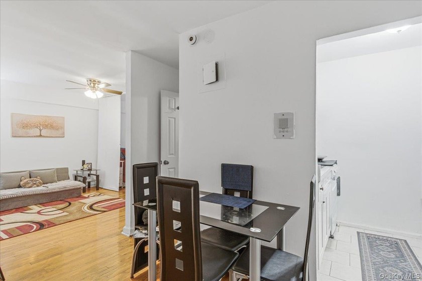 Welcome to this beautifully kept and sun-filled studio apartment - photo 9