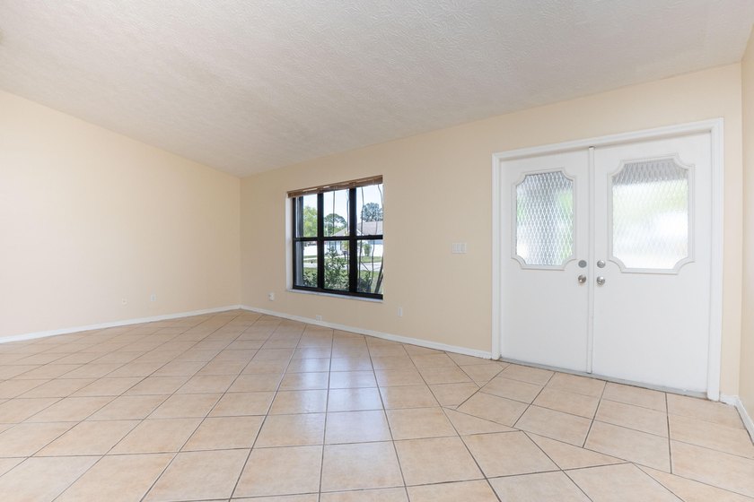 Move-in ready 3-bedroom, 2-bathroom home offering comfort - photo 2
