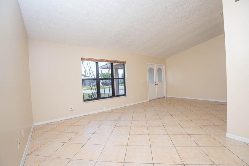 Move-in ready 3-bedroom, 2-bathroom home offering comfort - photo 4