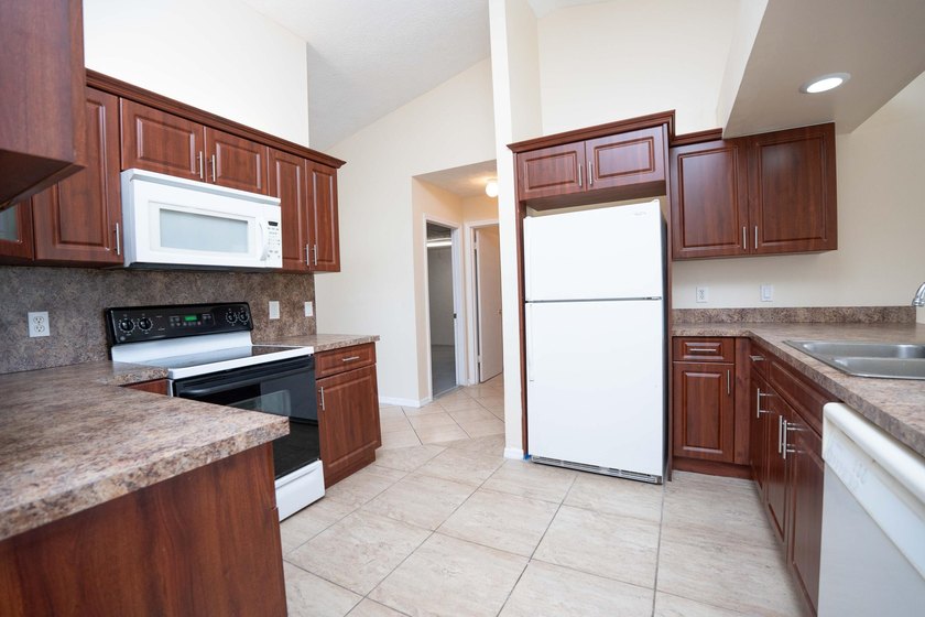 Move-in ready 3-bedroom, 2-bathroom home offering comfort - photo 8
