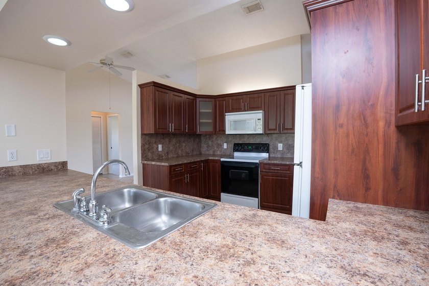 Move-in ready 3-bedroom, 2-bathroom home offering comfort - photo 10