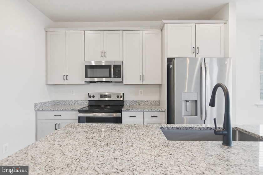 Built in 2022 and meticulously maintained, this Richmond - photo 10