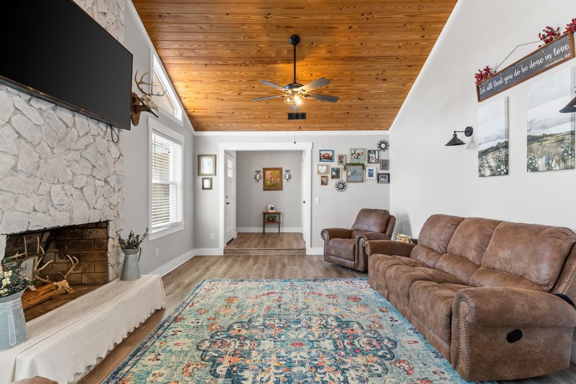 Fully RENOVATED from top to bottom, 3007 Longwood Cir. is a - photo 4