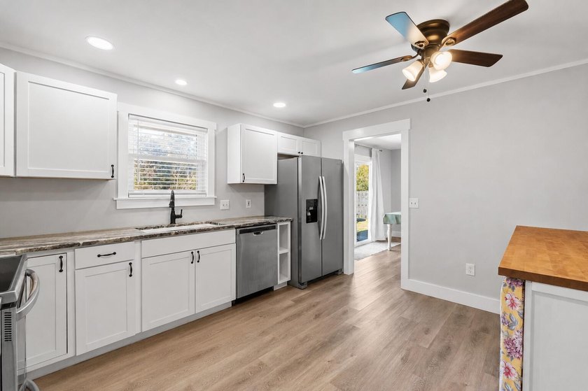 Fully RENOVATED from top to bottom, 3007 Longwood Cir. is a - photo 6