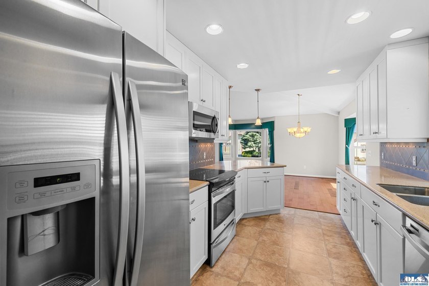 Welcome home to this beautifully maintained 3 bedroom, 2 bath - photo 17