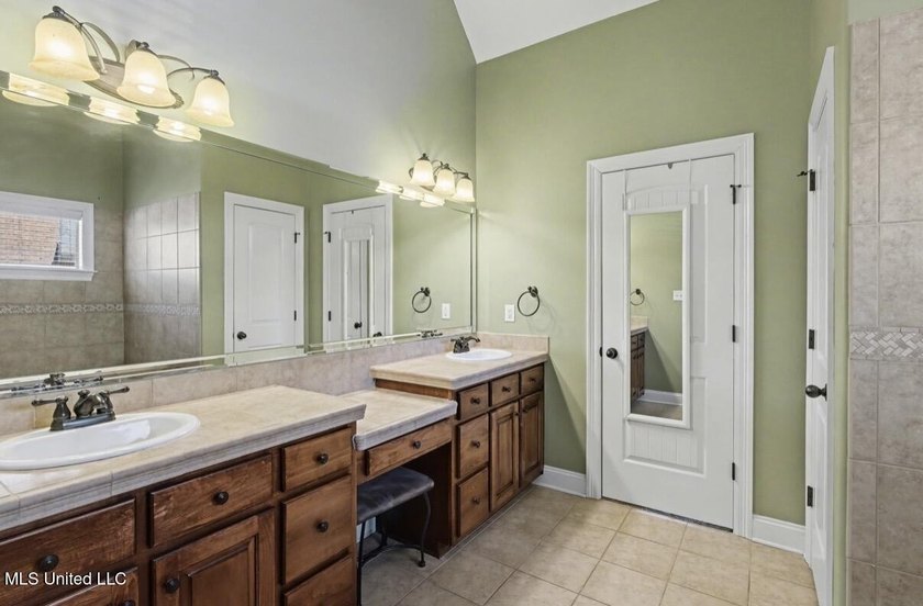 Spacious Living in a Prime Location! Welcome home to this - photo 25