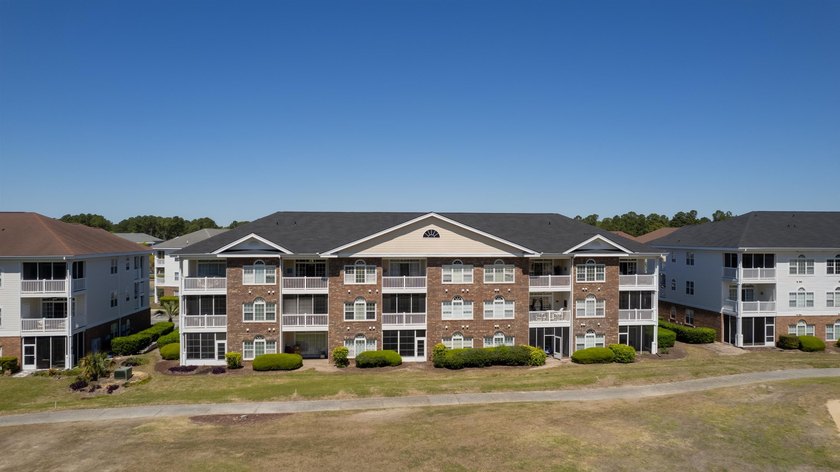 Welcome to luxury living overlooking the picturesque greens of - photo 30