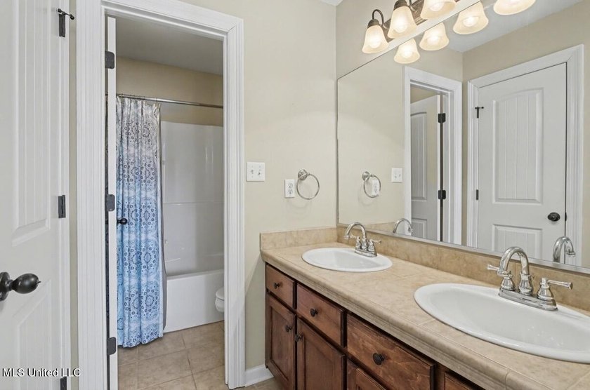 Spacious Living in a Prime Location! Welcome home to this - photo 34