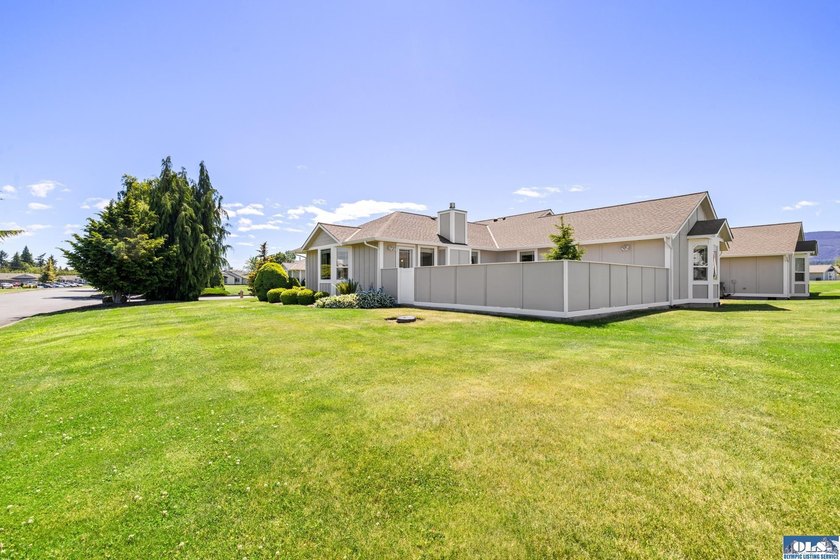 Welcome home to this beautifully maintained 3 bedroom, 2 bath - photo 39
