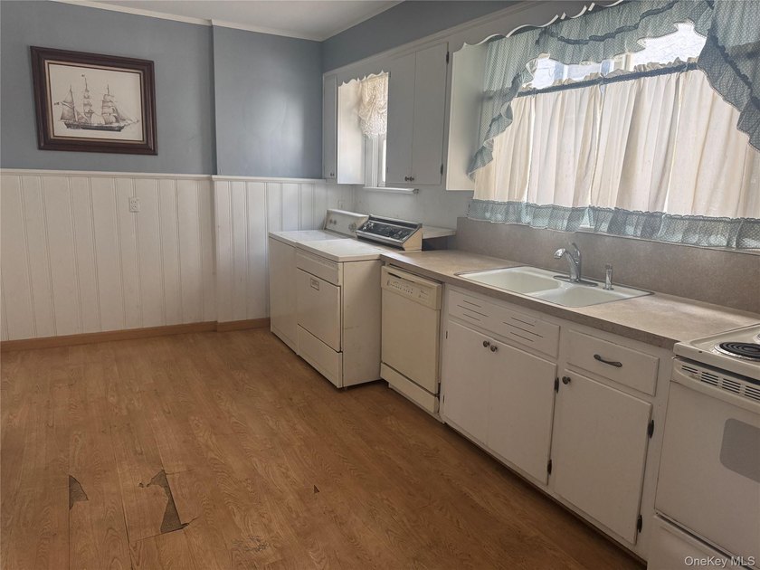 Welcome to 5 York Place in Merrick! Built in 1928, this Lovely 3 - photo 4