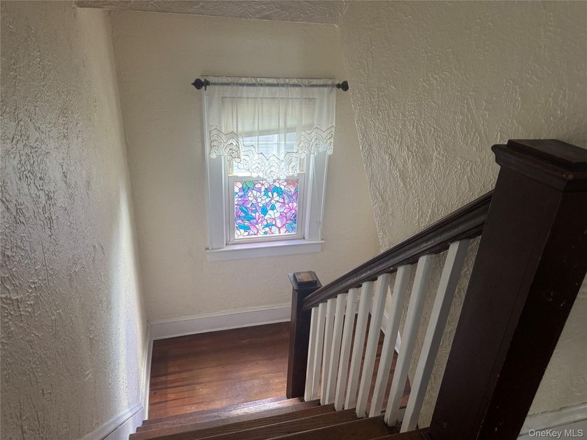Welcome to 5 York Place in Merrick! Built in 1928, this Lovely 3 - photo 7