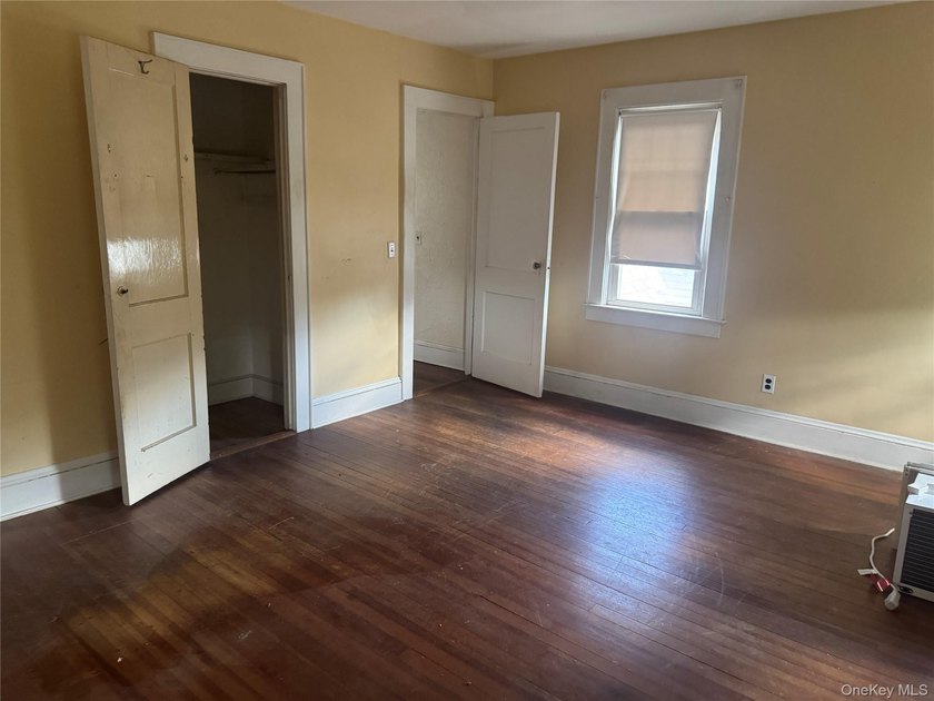 Welcome to 5 York Place in Merrick! Built in 1928, this Lovely 3 - photo 10