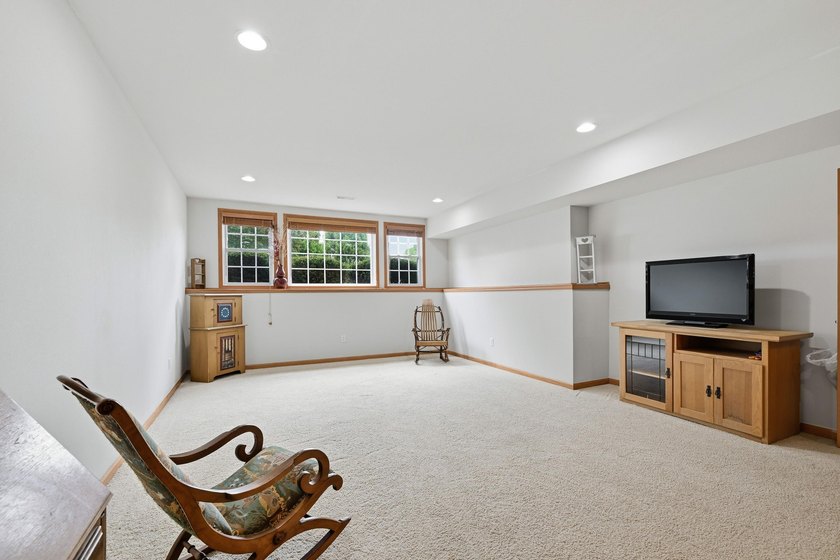 Stunning ranch condo in Waters Edge! Main level offers a - photo 22