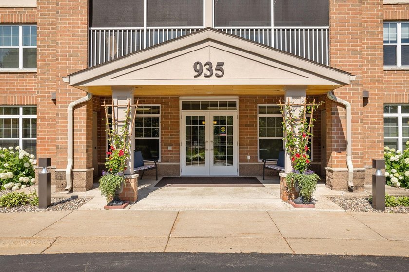 Welcome to effortless 55+ living in this beautifully updated - photo 5