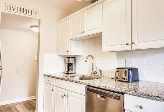 Come see this perfectly upgraded 3 bedroom/ 2 bath ground level - photo 5