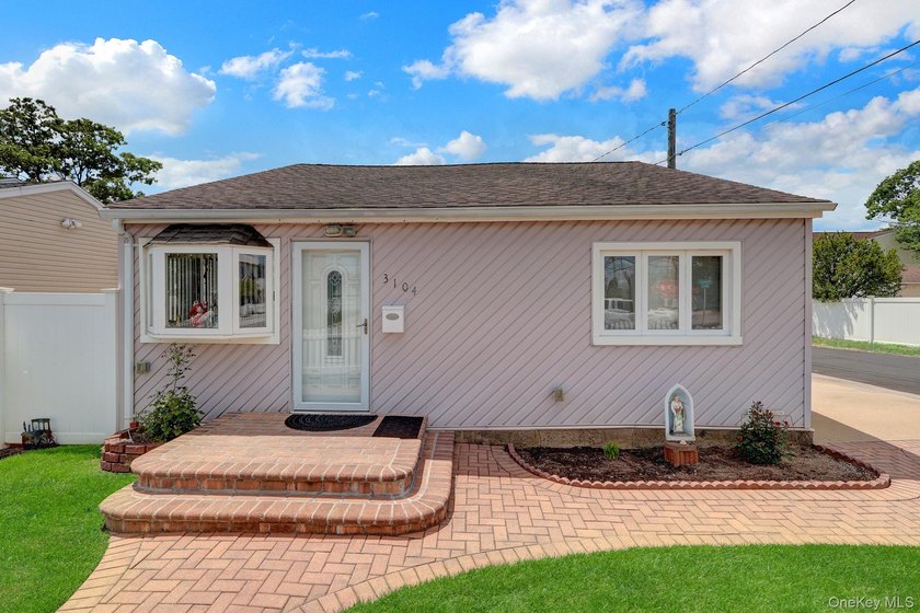 Come see this Cute and Updated 2 bedroom cottage. Featuring - photo 2