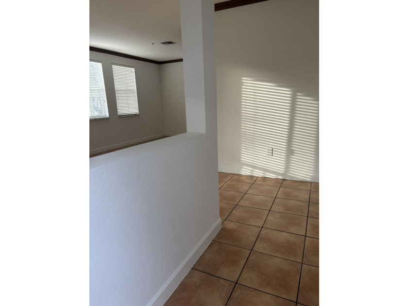 Beautiful two stories condo-townhouse in Courtyards at Nautica - photo 2