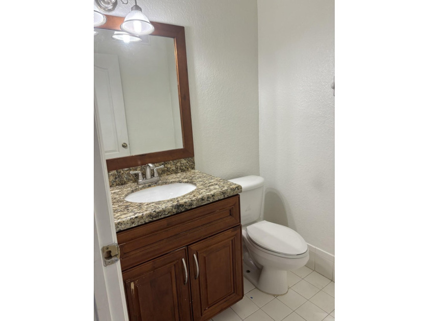 Beautiful two stories condo-townhouse in Courtyards at Nautica - photo 6