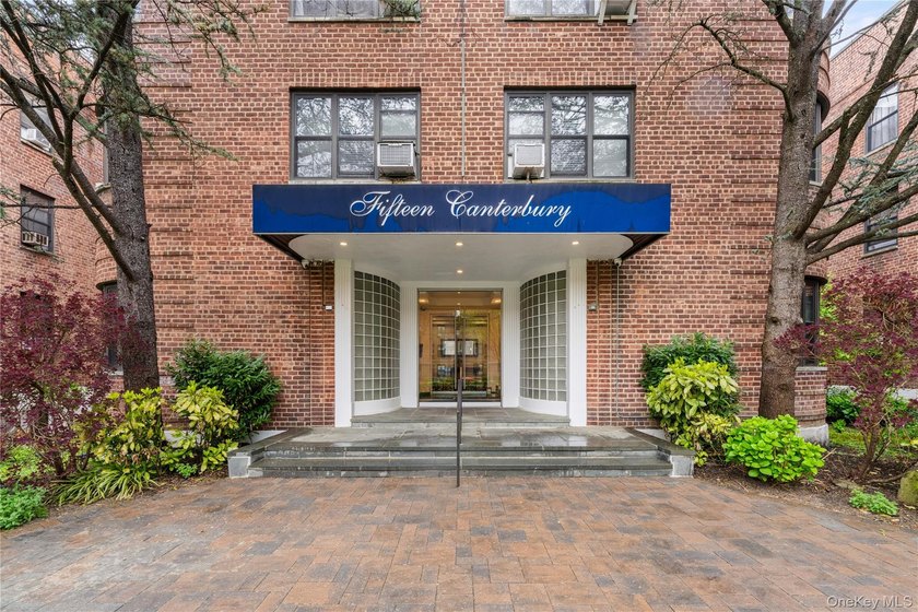 Welcome to 15 Canterbury, C11, a beautiful and well-maintained - photo 2