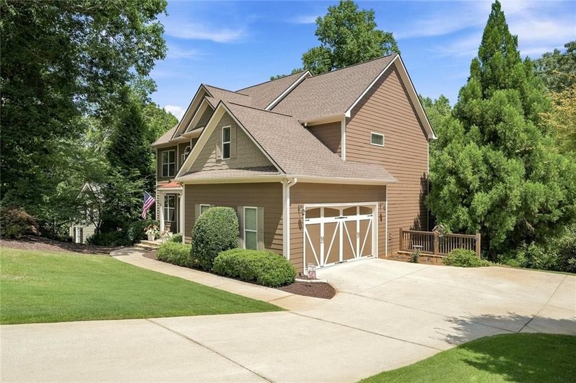CUSTOM-BUILT LAKE LANIER ESCAPE. Over ONE acre! Permitted Swim - photo 2