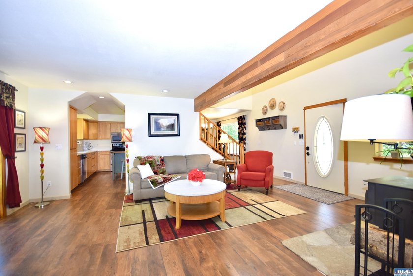 Discover the perfect blend of privacy, sunshine, and country - photo 12
