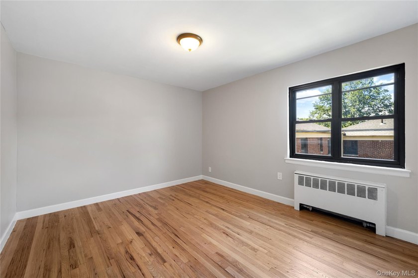 Beautiful 2 Bedroom Upper Unit in Desirable Windsor Oaks. This - photo 2