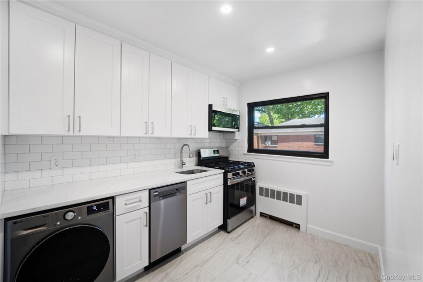 Beautiful 2 Bedroom Upper Unit in Desirable Windsor Oaks. This - photo 4