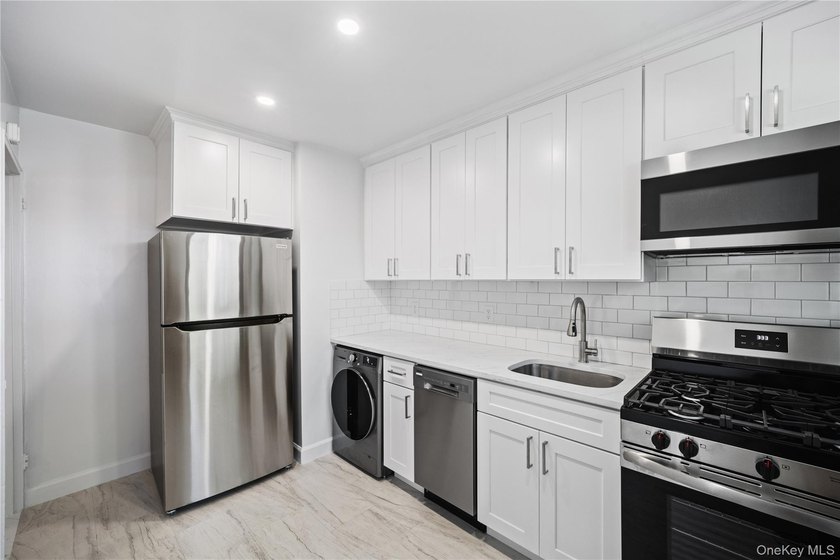 Beautiful 2 Bedroom Upper Unit in Desirable Windsor Oaks. This - photo 5