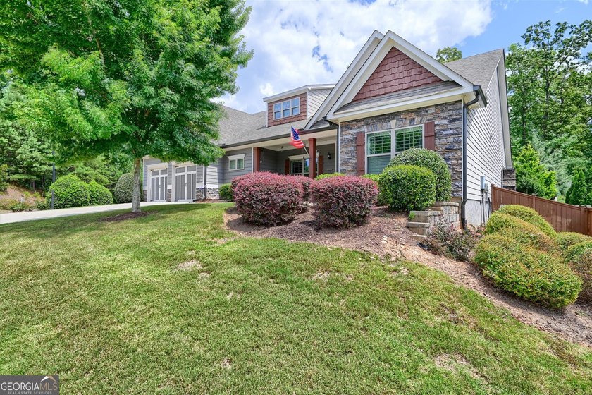 Beauty, Location &amp; Easy Living! This spacious ranch offers the - photo 2