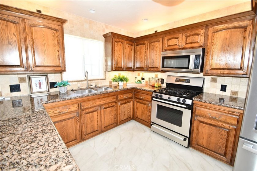 Welcome to this move in spacious, wonderfully located family - photo 11
