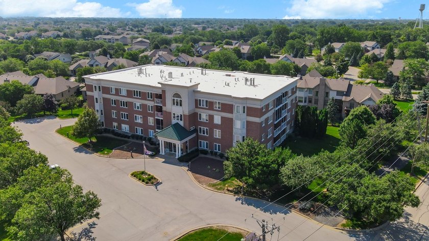 Welcome to this beautifully maintained, move-in-ready 2-bedroom - photo 2