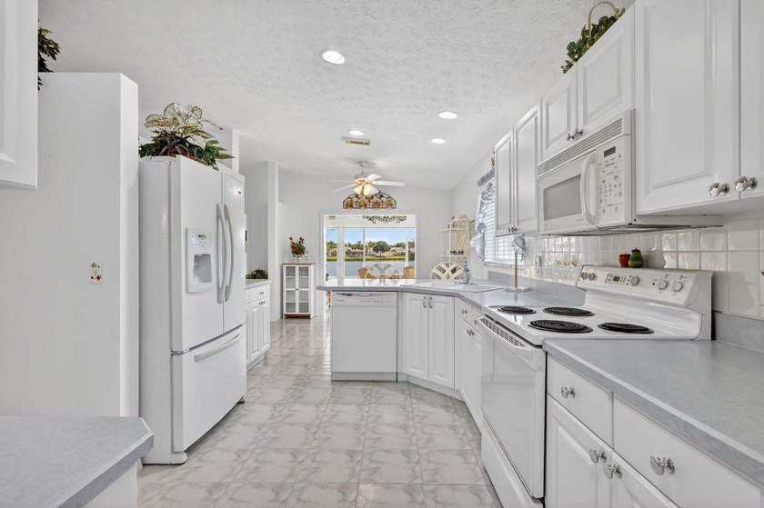 Enjoy stunning long lake views from sunrise to sunset in this - photo 3