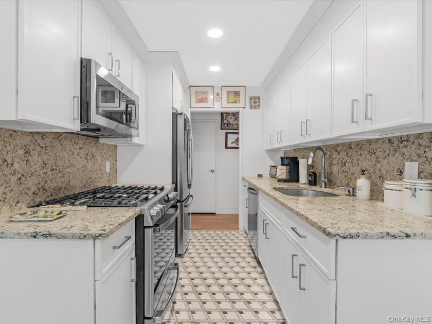 Mint! Corner 2 Bedroom and 2 New Baths. Brand new eat-in kitchen - photo 10