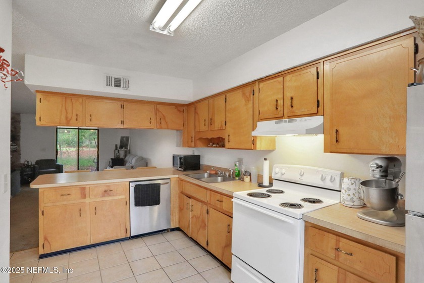 Take a look at this charming 2-bedroom, 2.5-bath townhouse - photo 4